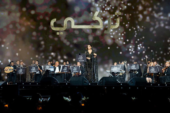 أحلام تهدي أنغام عقد ألماس طلبته منها على المسرح، وتصالح عمرو أديب  صورة رقم 5