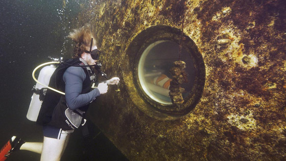 صورة رقم 4 - رجل يخوض تجربة الحياة تحت الماء.. يواصل التحدي حتى اليوم الـ100