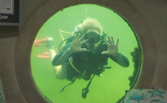  صورة رقم 7 - رجل يخوض تجربة الحياة تحت الماء.. يواصل التحدي حتى اليوم الـ100