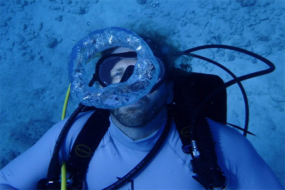  صورة رقم 10 - رجل يخوض تجربة الحياة تحت الماء.. يواصل التحدي حتى اليوم الـ100
