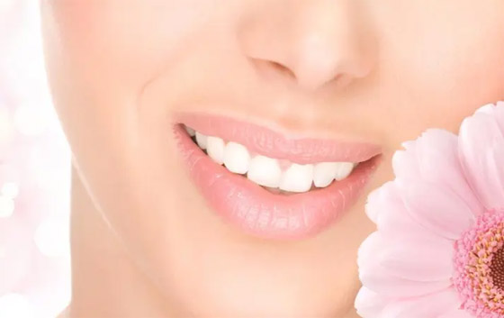  صورة رقم 2 - إليكم 5 طرق مدهشة لابتسامة هوليوودية دون تبييض الأسنان