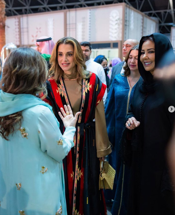  صورة رقم 1 - الملكة رانيا تظهر بالحجاب بعد أدائها مناسك العمرة.. فيديو