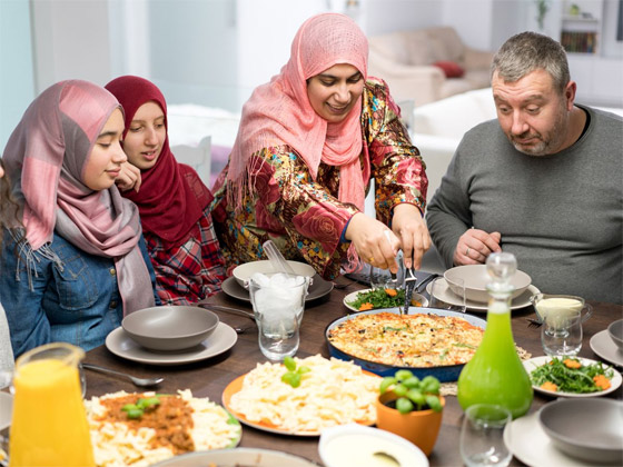 خلال رمضان.. 6 عادات يجب عليك الحذر منها حول مائدة الطعام صورة رقم 3