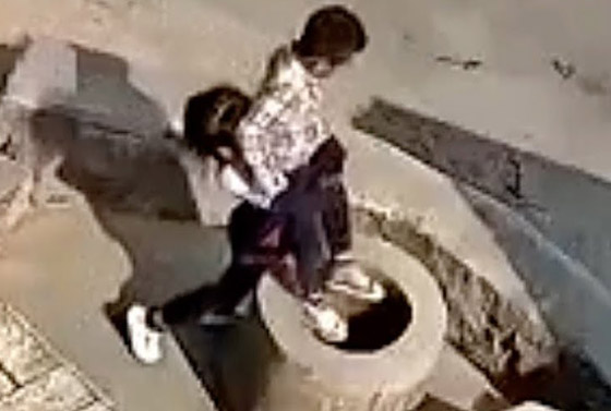  صورة رقم 1 - فيديو صادم: طفلة صينية تتسلى بإلقاء طفل صغير في بئر عميقة!