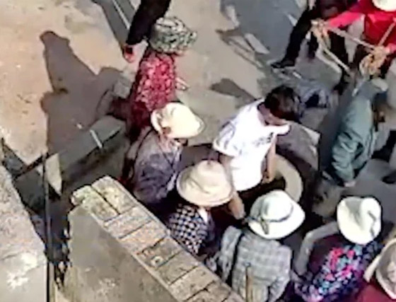  صورة رقم 5 - فيديو صادم: طفلة صينية تتسلى بإلقاء طفل صغير في بئر عميقة!
