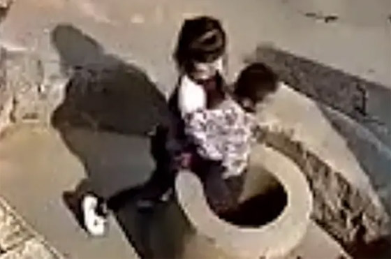  صورة رقم 4 - فيديو صادم: طفلة صينية تتسلى بإلقاء طفل صغير في بئر عميقة!