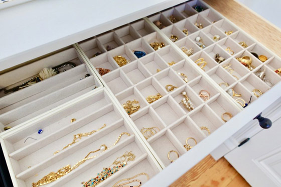  صورة رقم 1 - لماذا عليكِ تخزين قطعة من الطباشير في درج مجوهراتك؟