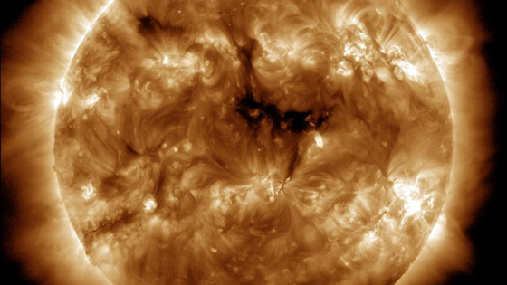 تطلق رياحا تتجه نحو الأرض.. اكتشاف بقعة هائلة على سطح الشمس صورة رقم 6