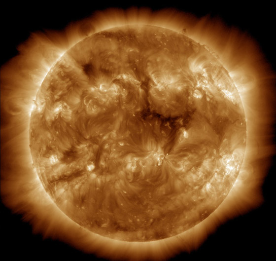 تطلق رياحا تتجه نحو الأرض.. اكتشاف بقعة هائلة على سطح الشمس صورة رقم 3