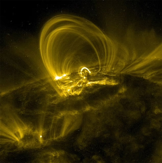 تطلق رياحا تتجه نحو الأرض.. اكتشاف بقعة هائلة على سطح الشمس صورة رقم 8