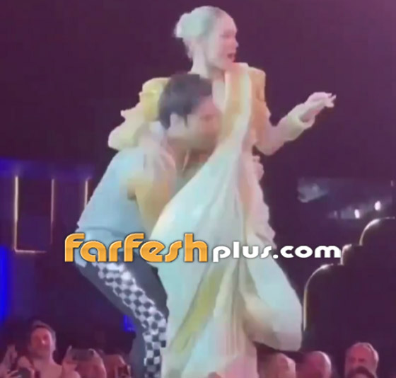  صورة رقم 1 - فيديو وصور: جيجي حديد رائعة بالساري الهندي الذهبي.. ونجم بوليوودي يحملها ويُقبلها
