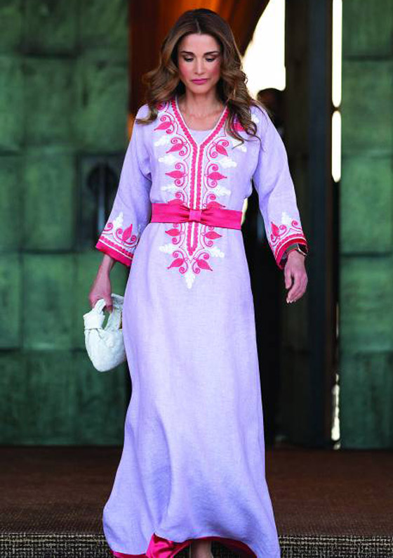  صورة رقم 1 - صور الملكة رانيا: أناقة التراث وإطلالة الأصالة العربية في رمضان والعيد