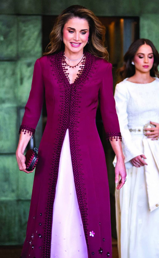  صورة رقم 5 - صور الملكة رانيا: أناقة التراث وإطلالة الأصالة العربية في رمضان والعيد