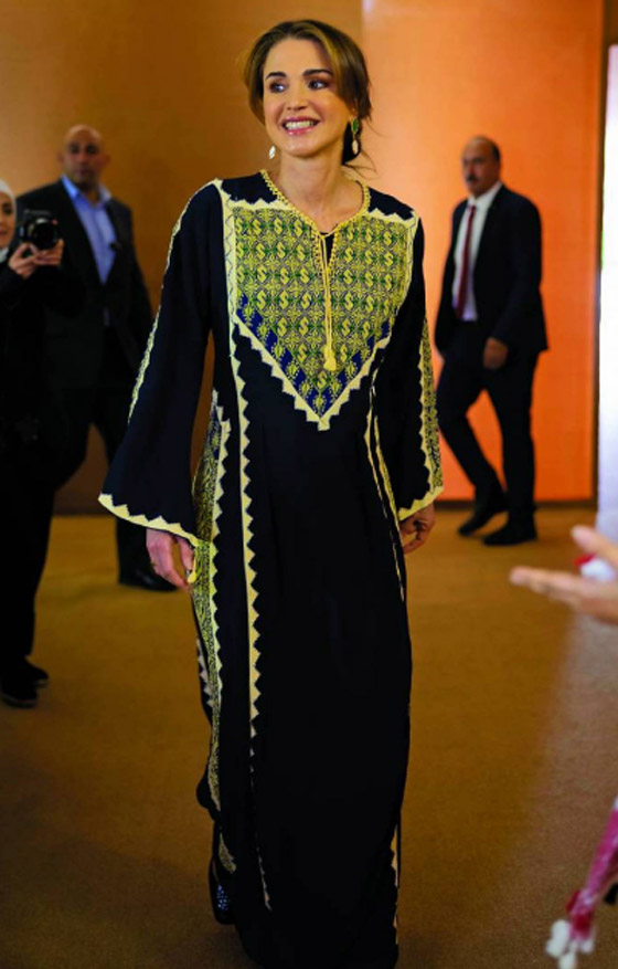  صورة رقم 6 - صور الملكة رانيا: أناقة التراث وإطلالة الأصالة العربية في رمضان والعيد