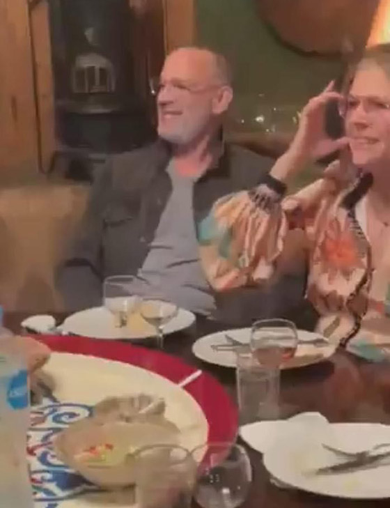  صورة رقم 3 - النجم العالمي توم هانكس يأكل ملوخية مع زوجته في مطعم بمصر.. فيديو وصور