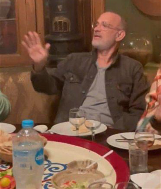  صورة رقم 4 - النجم العالمي توم هانكس يأكل ملوخية مع زوجته في مطعم بمصر.. فيديو وصور