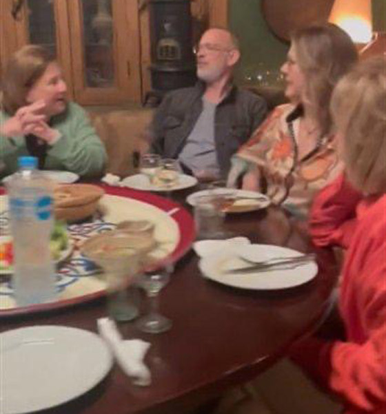  صورة رقم 6 - النجم العالمي توم هانكس يأكل ملوخية مع زوجته في مطعم بمصر.. فيديو وصور