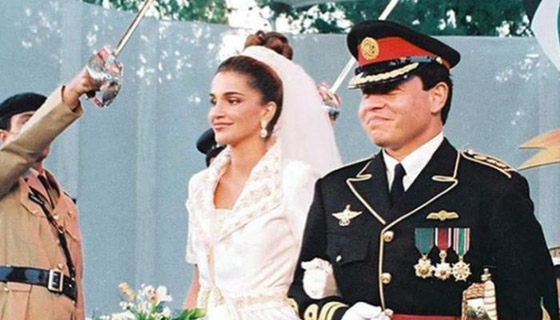  صورة رقم 1 - فيديو وصور زفاف الملك عبدالله والملكة رانيا، وظهور بطاقة الحفل بعد 30 عاماً
