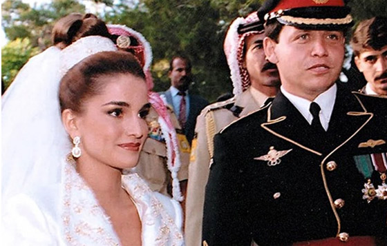  صورة رقم 4 - فيديو وصور زفاف الملك عبدالله والملكة رانيا، وظهور بطاقة الحفل بعد 30 عاماً