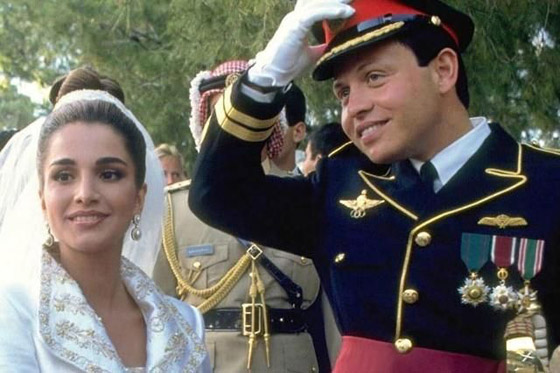  صورة رقم 9 - فيديو وصور زفاف الملك عبدالله والملكة رانيا، وظهور بطاقة الحفل بعد 30 عاماً