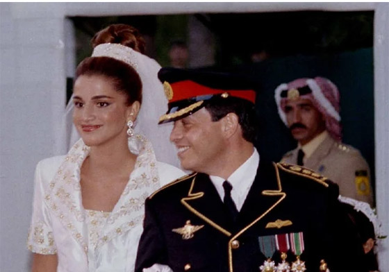  صورة رقم 12 - فيديو وصور زفاف الملك عبدالله والملكة رانيا، وظهور بطاقة الحفل بعد 30 عاماً
