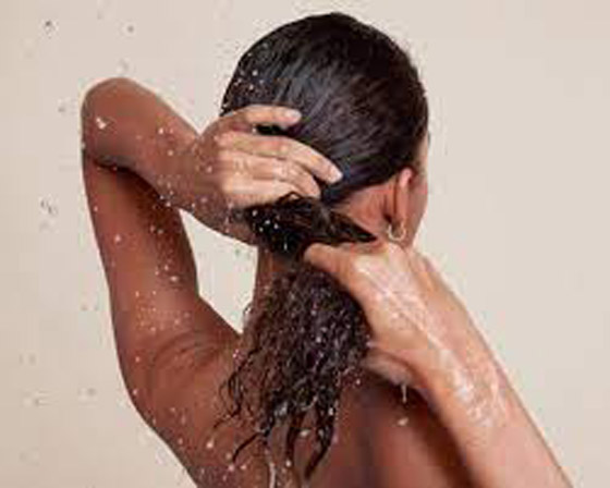  صورة رقم 6 - مكونات في الماء تتلف شعرك.. إليك بعض الحلول لتقليل أضرارها
