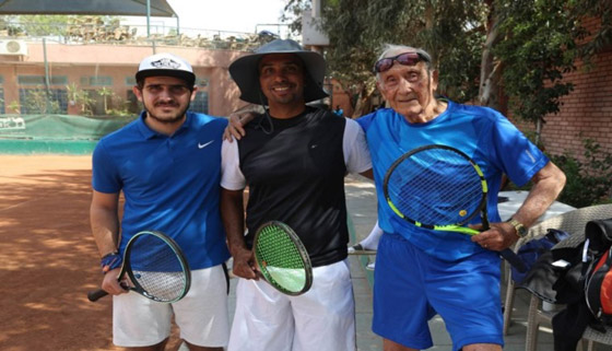  صورة رقم 1 - حكاية لبناني تسعيني يلعب التنس بمهارة ويعلم فنونه لأحفاده