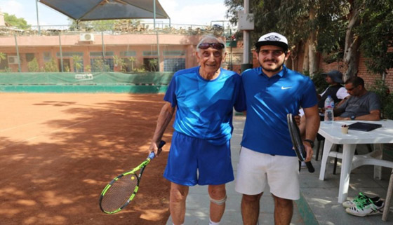  صورة رقم 2 - حكاية لبناني تسعيني يلعب التنس بمهارة ويعلم فنونه لأحفاده