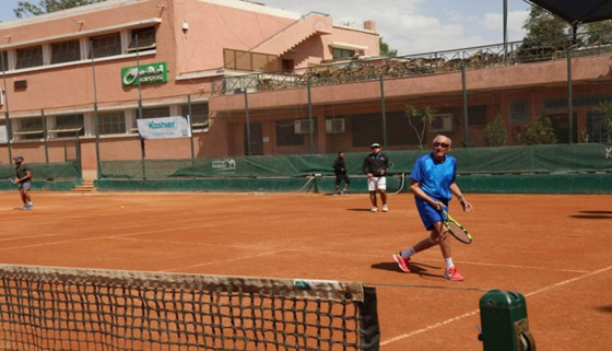  صورة رقم 3 - حكاية لبناني تسعيني يلعب التنس بمهارة ويعلم فنونه لأحفاده