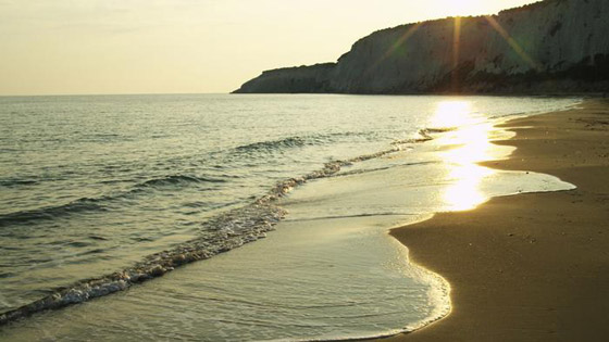  صورة رقم 2 - البحر والشمس والطبيعة.. جولة على 11 من أجمل شواطئ الأحلام بأوروبا