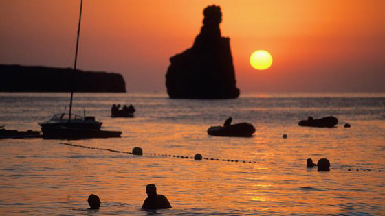  صورة رقم 11 - البحر والشمس والطبيعة.. جولة على 11 من أجمل شواطئ الأحلام بأوروبا