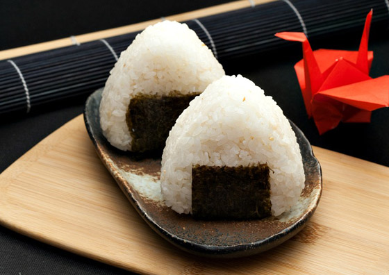  صورة رقم 2 - إليكم طريقة تحضير كرات الأرز اليابانية الشهية والمميزة