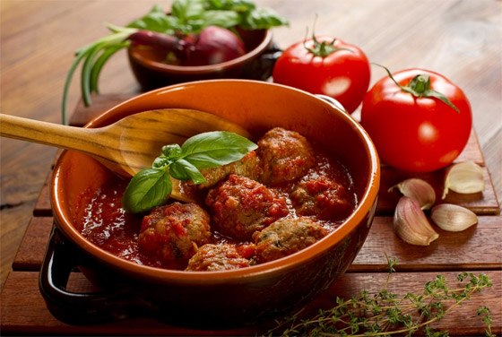  صورة رقم 2 - إليكم وصفة كرات اللحم بصلصة الطماطم الحارة على الطريقة التركية