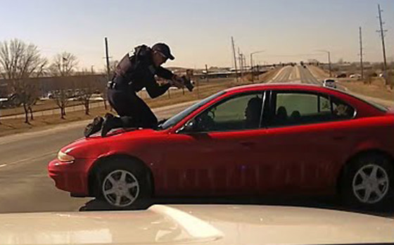  صورة رقم 3 - فيديو يحبس الأنفاس: شرطي تشبث بغطاء سيارة قادها سائقها بسرعة عالية!