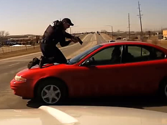  صورة رقم 6 - فيديو يحبس الأنفاس: شرطي تشبث بغطاء سيارة قادها سائقها بسرعة عالية!
