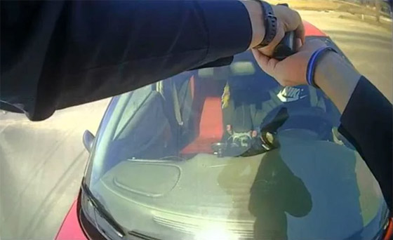  صورة رقم 4 - فيديو يحبس الأنفاس: شرطي تشبث بغطاء سيارة قادها سائقها بسرعة عالية!