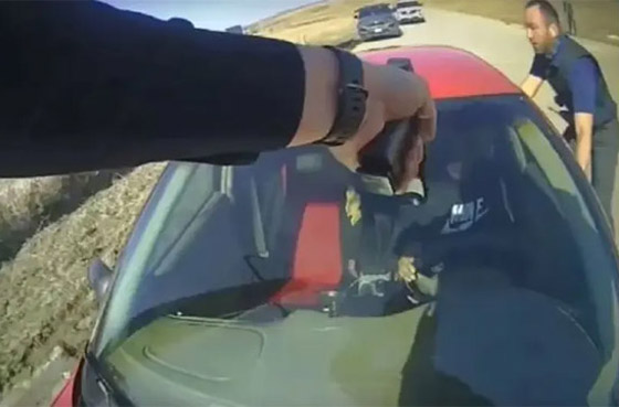  صورة رقم 7 - فيديو يحبس الأنفاس: شرطي تشبث بغطاء سيارة قادها سائقها بسرعة عالية!