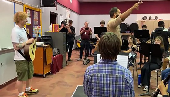  صورة رقم 6 - فيديو: رد فعل طلاب عندما فاجأهم المغني الشهير إد شيران.. بدأ بعضهم بالبكاء!