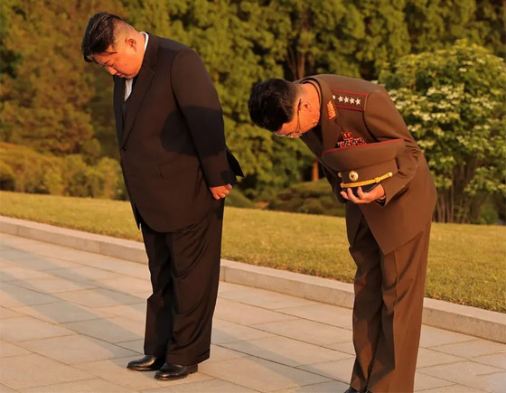 صورة رقم 1 - أمر غير مسبوق.. الزعيم الكوري كيم جونغ أون ينحني لهذا الرجل
