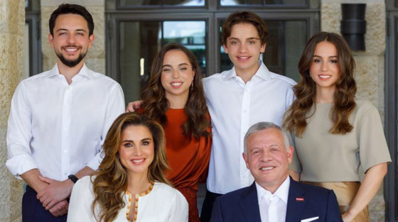  صورة رقم 11 - العائلة الملكية الأردنية تكسب القلوب بتواضعها ورقيها، وجمال الملكة رانيا والأميرة رجوة يلفت الأنظار