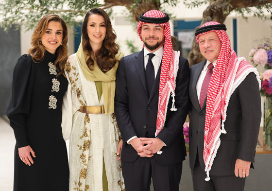  صورة رقم 12 - العائلة الملكية الأردنية تكسب القلوب بتواضعها ورقيها، وجمال الملكة رانيا والأميرة رجوة يلفت الأنظار