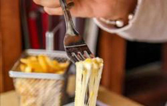  صورة رقم 8 - طريقة عمل طاسة السجق بالخضار والجبنة الذائبة.. أكلة لذيذة وطعمها حلو