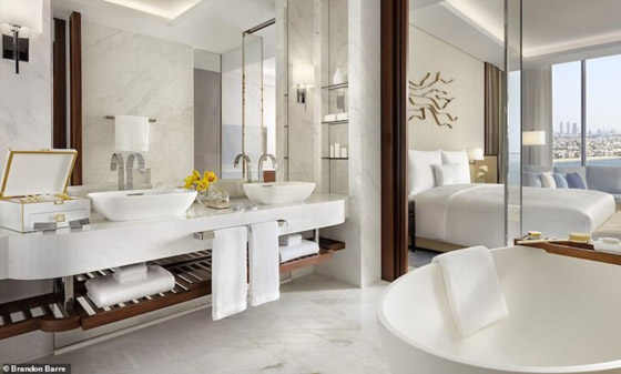  صورة رقم 3 - أحدث منتجع فندقي يحتوي 92 مسبحاً وأدوات ذهبية في دبي
