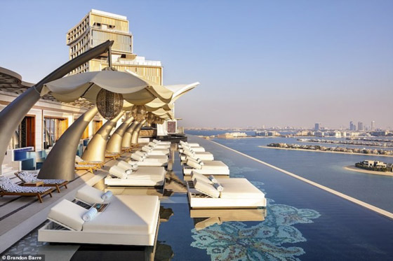  صورة رقم 4 - أحدث منتجع فندقي يحتوي 92 مسبحاً وأدوات ذهبية في دبي