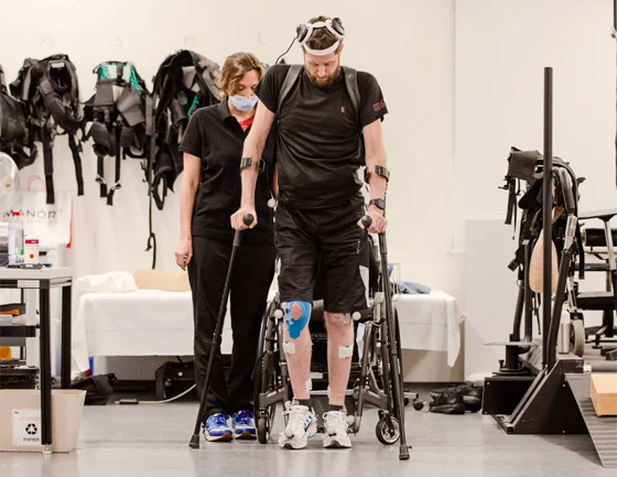  صورة رقم 10 - فيديو لمعجزة تكنولوجية.. رجل مصاب بالشلل يتمكن من المشي مجددا
