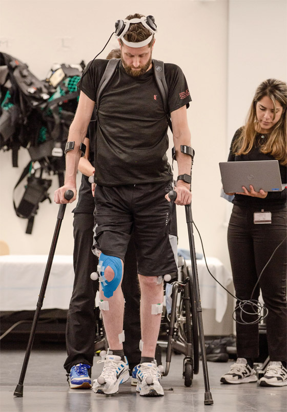  صورة رقم 2 - فيديو لمعجزة تكنولوجية.. رجل مصاب بالشلل يتمكن من المشي مجددا