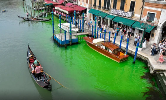  صورة رقم 2 - سائل أخضر غامض يغزو مياه البندقية.. والسلطات تحقق