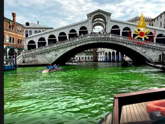  صورة رقم 5 - سائل أخضر غامض يغزو مياه البندقية.. والسلطات تحقق