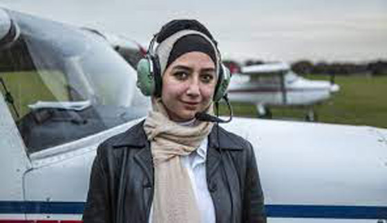 لاجئة سورية تخطف الأضواء في بريطانيا بعد اقتحامها عالم الطيران صورة رقم 5