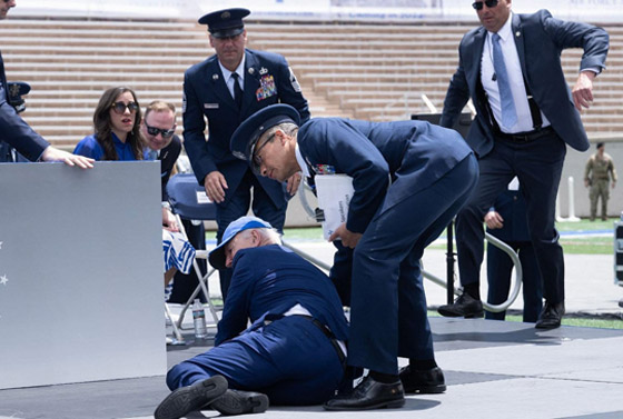  صورة رقم 4 - فيديو وصور: تعثر وسقوط الرئيس الأمريكي بايدن في حفل تخرج عسكري